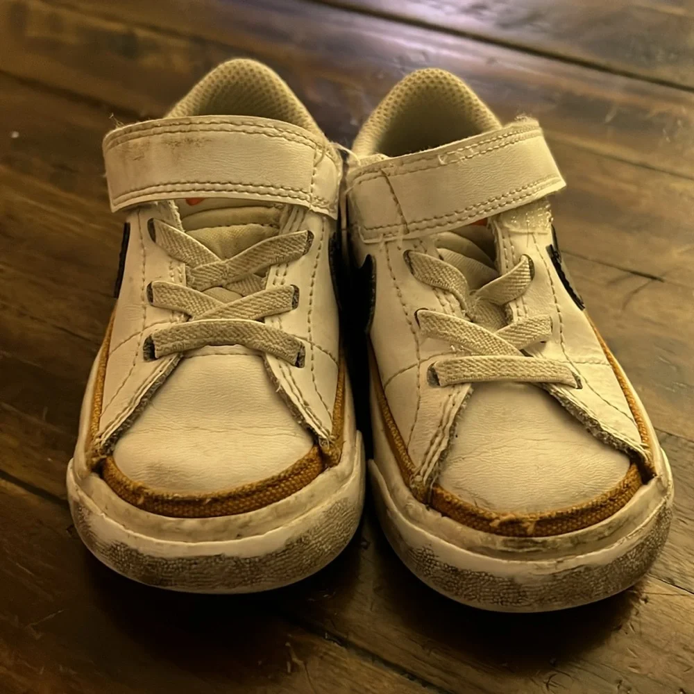 Size 5 Play condition Nike Court Legacy Sneakers